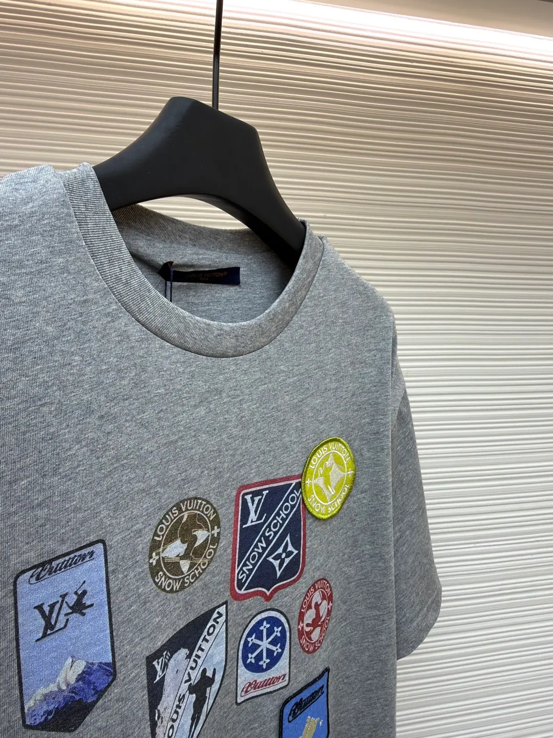 LOUIS VUITTON SKI Ski Sleeve Round Neck Short Sleeve ●Original version: purchased and developed for 7950 ●Item No.: 1681416-A15 ●Fabric: 100% cotton ●Technology: Patch printing ●Color: Gray ●Type: Fitted version ●Weight: about 300g ●Size: XS-S-M-L ●Description: This T-shirt is made of 100% cotton fabric, which is skin-friendly, breathable and has a good drape. The neckline is a round neck design, processed by double-needle hemming process, and the collar shape is flat and not easy to deform. The chest badge uses a combination of hand embroidery + patching technology. Multiple badges with different patterns are sewn in precise alignment. The embroidery stitches are fine, the patch edges are flat, the colors are rich and the layers are clear, creating a decorative effect with great visual impact. The overall cut is a loose-shouldered silhouette, and the multi-piece structural splicing ensures comfort and freedom when wearing. The fabric has been dyed through an environmentally friendly dyeing process. The gray color is uniform and has excellent color fastness. It is a personalized item that combines exquisite embroidery technology with a casual T-shirt style. It has both fashion sense and wearing comfort. The overall wiring is straight and delicate, the fabric is comfortable and soft, and the color is consistent without color difference. It can be matched with the same style to create a fashionable look and control various occasions. Customized accessories, complete with three standards, same style for men and women!